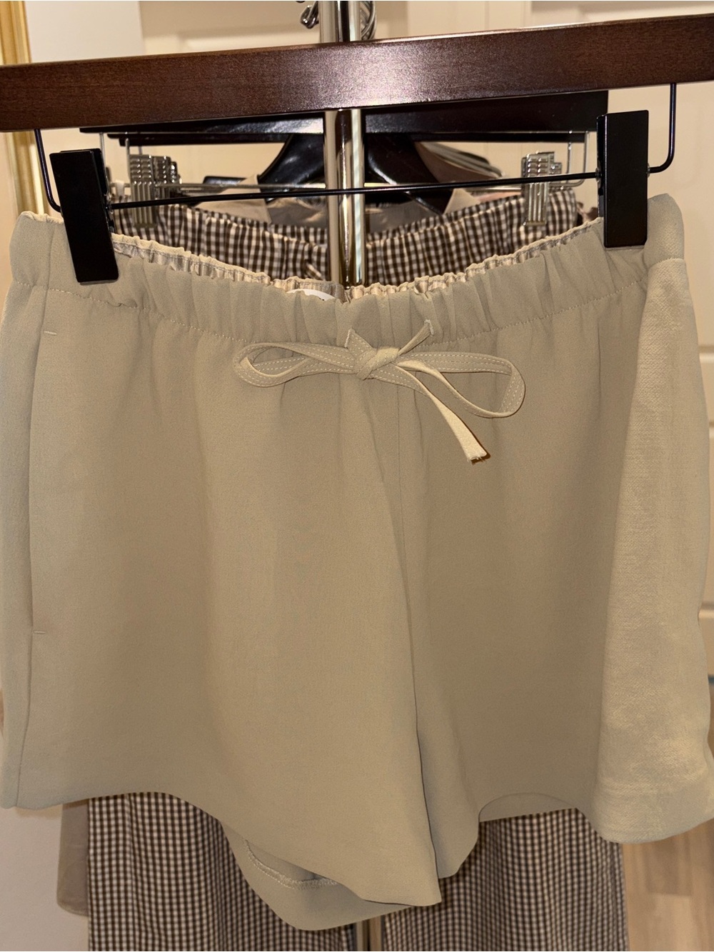 Aritzia Lodge Crepette Martini Olive Mini Short Sz Small NWOT - Picture 12 of 16